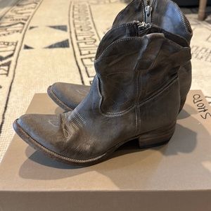 Shoot authentic cowboy boots